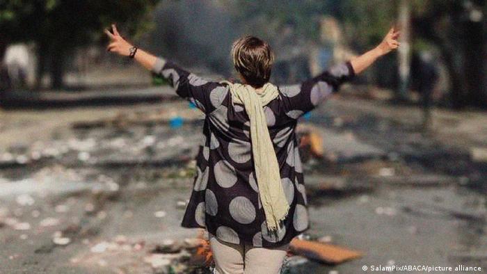 Снимка: Все повече жени свалят забрадките: четири месеца от началото на протестите в Иран