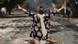 Γυναίκα χωρίς μαντίλα περπατάει με τα χεριά τεντωμένα στους δρόμους της Τεχεράνης