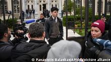 10.01.2023, Griechenland, Mytilene: Sean B. (M), einer von 24 Helfern und Freiwilligen, die angeklagt sind, an Rettungsaktionen für Migranten teilgenommen zu haben, steht vor dem Gericht auf der Ägäisinsel Lesbos. Während die Angeklagten alle Vorwürfe abstreiten, haben Internationale Menschenrechtsgruppen die Strafverfolgung scharf kritisiert. Foto: Panagiotis Balaskas/AP/dpa +++ dpa-Bildfunk +++