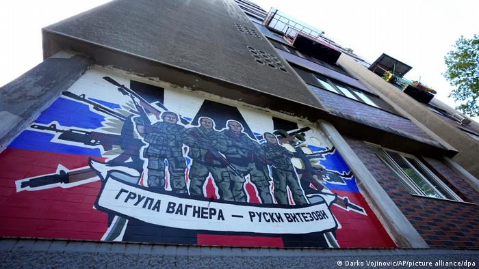Auf der Wand eines Mehrfamilienhauses in Belgrad, Serbien, ist ein Bild von Kämpfern der Gruppe Wagner mit vielen Gewehren aufgemalt 