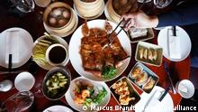 Restaurant-Betreiber Dennis Kwong serviert eine Pekingente und weitere Spezialitäten auf einem Tisch im chinesischen Restaurant Dim sum Haus“. Das traditionsreiche Chinarestaurant Dim sum Haus ist das älteste Chinarestaurant der Stadt und wird seit 1964 in dritter Generation betrieben. (zu dpa „Jubiläum süß-sauer: 100 Jahre Chinarestaurants“)