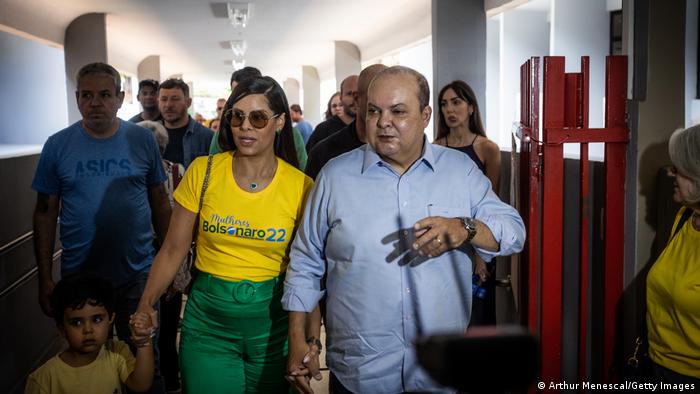 Rochas Frau trägt ein Wahlkampf-T-Shirt von Jair Bolsonaro