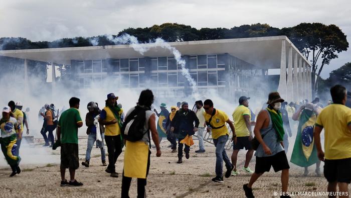Seguidores radicales del expresidente de Brasil Jair Bolsonaro tomaron por asalto y vandalizaron las sedes de los poderes de Estado en Brasilia, incluyendo la Presidencia situada en el Palacio de Planalto. (Archivo 08.01.2023)