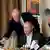 Евгений Пригожин подносит блюдо Владимиру Путину в одном из своих ресторанов (фото из архива)