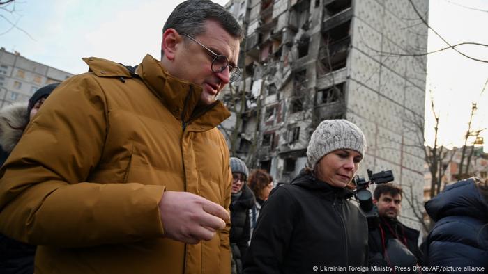 Außenministerin Annalena Baerbock und ihr ukrainischer Kollege Dmytro Kuleba am 10. Januar im zerstörten Charkiw 