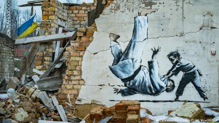 Graffito Judo-Kind auf der Wand eines zerstörten Hauses in Kiew