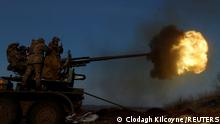Soldados del ejército ucraniano disparan un arma antiaérea, mientras continúa el ataque de Rusia contra Ucrania, en la ciudad de primera línea de Bajmut, Ucrania, asediada por las tropas rusas.