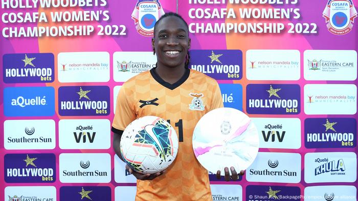 Barbra Banda mit Spielball und Auszeichnung als beste Spielerin bei der COSAFA Womens Championship 