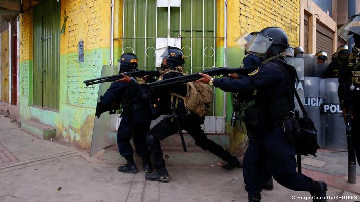 Fuerzas de seguridad con armas en Juliaca, Perú.