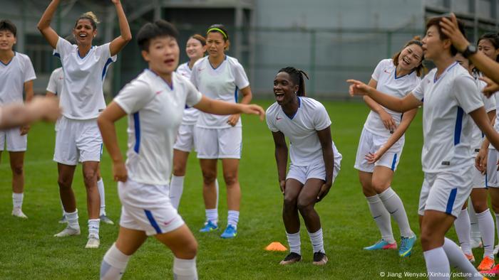 Barbra Banda comparte una risa con sus compañeros de equipo de Shanghai Shengli durante el entrenamiento