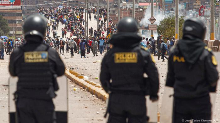 Confrontación entre manifestantes y fuerzas de seguridad en Juliaca