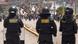 Policiais em formação. Ao fundo, muitos manifestantes Policiais em formação. Ao fundo, muitos manifestantes