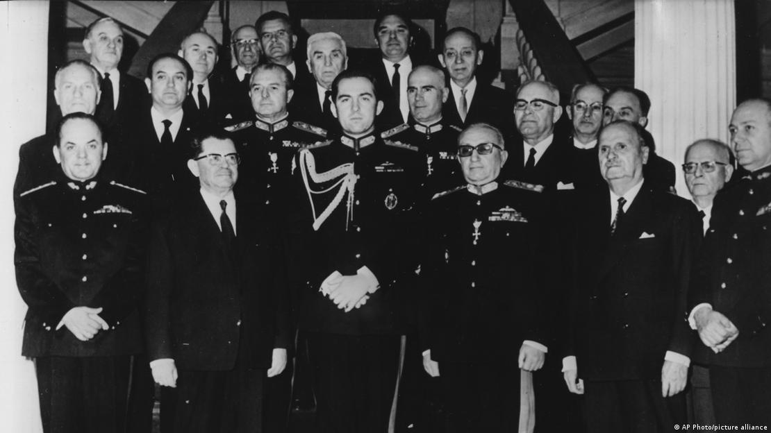 Χουντικοί αξιωματούχοι και ο Βασιλιάς Κωνσταντίνος ΙΙ, 26/04/1967 Χουντικοί αξιωματούχοι και ο Βασιλιάς Κωνσταντίνος ΙΙ, 26/04/1967