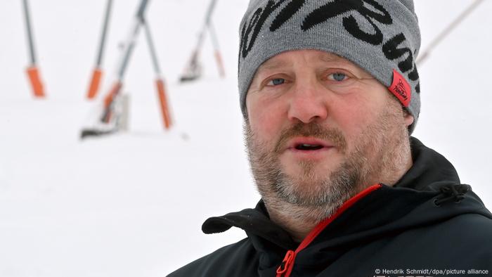 Der Chef der Fichtelberg Schwebebahn, René Lötzsch, steht am Skihang in Oberwiesenthal.