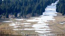 Eine Skipiste am Fichtelberg. Frühlingshaftes Wetter herrscht auch im Erzgebirge vor. +++ dpa-Bildfunk +++