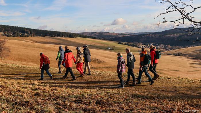 Eine Gruppe geht in Oberwiesenthal wandern.