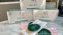 Cannabis-Cookies und medizinisches Cannabis, aufgenommen im Geschäft Cannabis Kingdom im Stadtteil Silom. Seit die thailändische Regierung im Juni 2022 überraschend Cannabis legalisiert hat, ist das Land das neue Mekka für Marihuana-Fans aus aller Welt. Jetzt hat das Gesundheitsministerium einen Leitfaden für Touristen herausgegeben. Er soll Thailand-Urlaubern erklären, was erlaubt und was weiter illegal ist. (zu dpa «Cannabis-Guide» für Touristen: Wie Thailand zum Kifferparadies wurde) +++ dpa-Bildfunk +++