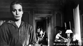 Szene aus dem Film Das Schweigen - Ingrid Thulin als Ester (Vordergrund, links), Gunnel Lindblom als ihre Schwester Anna (Hintergrund, Mitte) und Jörgen Lindstrom als Annas kleiner Sohn Johann (rechts) (1963)