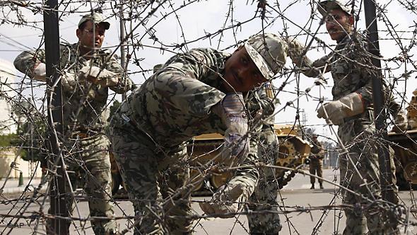 Ägypten Proteste Militär vor Präsidentenpalast Stacheldraht Flash-Galerie