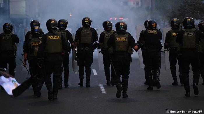 Foto de agentes de la Policía durante las protestas en Perú