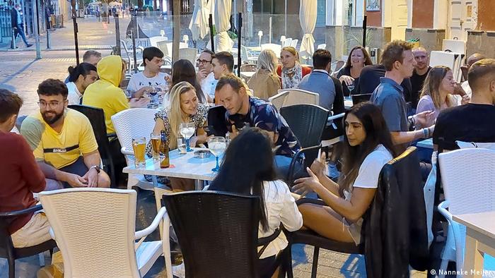 Mitglieder der Live it up, Las Palmas-Community sitzen zusammen im Restaurant und unterhalten sich, Gran Canaria