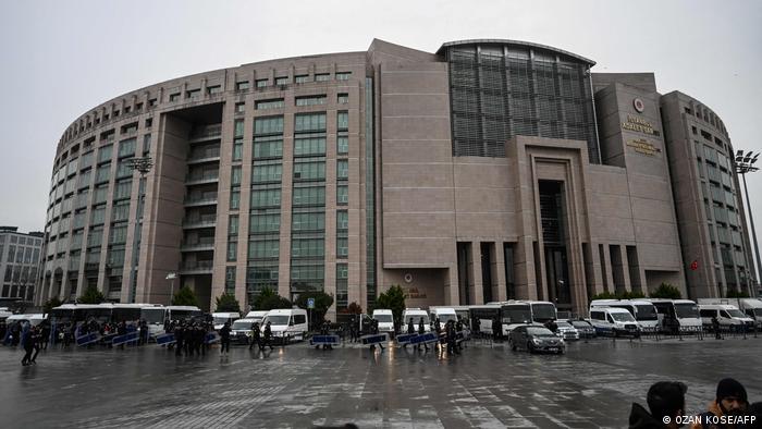Vor und im Istanbuler Gerichtsgebäude sicherten zahlreiche Polizisten den Prozess ab 