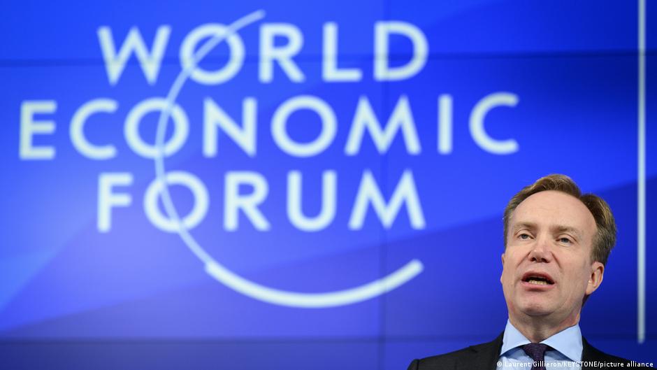 Presidente del Foro Económico Mundial renuncia por relación con Epstein