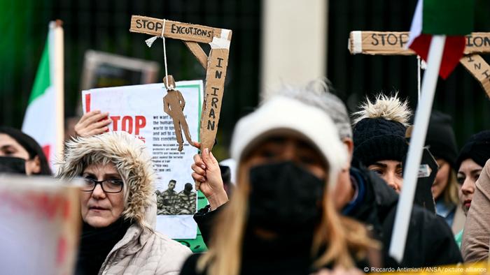 Proteste vor der iranischen Botschaft in Rom