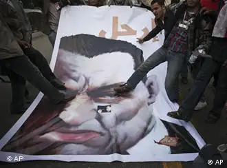开罗解放广场上人们欢庆穆巴拉克下台