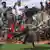 Un homme en tenue traditionnelle danse lors des Vaudun Days à Ouidah