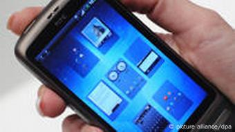 ARCHIV - Das neue HTC Desire Smartphone ist am 01.03.2010 auf dem CeBIT-Stand von Vodafone auf dem Messegelände in Hannover zu sehen. Das Handy ist mit dem Android 2.1 Betriebssytem ausgerüstet sowie einem 1GHz Snapdragon-Prozessor sowie einem hochauflösenden 3,7 Zoll WVGA AMOLED-Display. Google rollt den Mobilfunkmarkt mit seinem Betriebssystem Android immer schneller auf. Neuer Meilenstein: Nokia ist laut Marktforschern nicht mehr der weltgrößte Smartphone-Anbieter. Foto: Peter Steffen dpa +++(c) dpa - Bildfunk+++
