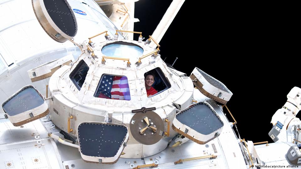 Palubní inženýrka Nicole Mannová nahlíží jedním ze sedmi oken v kopuli, „okně do světa“ Mezinárodní vesmírné stanice.