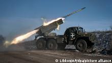 11.01.2023, Ukraine, Soledar: Ein Grad-Mehrfachraketenwerfer der ukrainischen Armee feuert Raketen auf russische Stellungen an der Frontlinie. Während der Westen über die Lieferung von Kampfpanzern an die Ukraine debattiert, spitzt sich die Lage an der Front rund um die umkämpfte Kleinstadt Soledar im Osten des Landes weiter zu. Foto: Libkos/AP/dpa +++ dpa-Bildfunk +++
