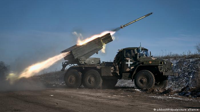 Украинска ракетна система Град стреля по руски позиции край Соледар