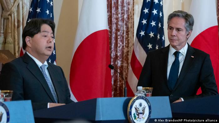 El ministro de Relaciones Exteriores japonés, Yoshimasa Hayashi (izquierda) y el jefe de la diplomacia de Estados Unidos, Antony Blinken.