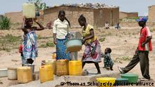Frauen holen an einer Wasserpumpe in einem Dorf bei der Stadt Kuito (Provinz Bie) in unterschiedlichen Behältnissen Wasser (Foto vom 21.10.2006). Foto: Thomas Schulze +++(c) dpa - Report+++