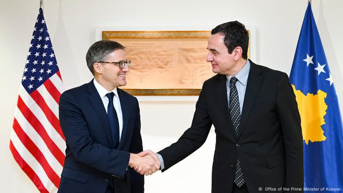 El consejero del Departamento de Estado de Estados Unidos, Derek Chollet, y el primer ministro de Kosovo, Albin Kurti.