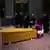 Osobisty sekretarz Benedykta XVI Georg Gaenswein przy trumnie zmarłego emerytowanego papieża