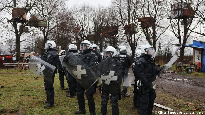 Polizisten rücken in den von Klimaaktivisten besetzten Braunkohleort Lützerath vor. 