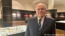 **Nutzung nicht als TOP-Bild im ROAD-Design!***
Jerusalem - Yad Vashem Israel's Holocaust Gedenkstätte Datum: 10.1.2023
Quelle: Tania Kraemer/DW
Zeigt DW-Interview Aufnahme mit DW KollegInnen Ofelia Harms-Arruti/Rebecca Ritters und Yad Vashem Chairman Dani Dayan. Aufnahme in der Photo-Ausstellung Flashes of Memory.
Dani Dayan Yad Vashem Chairman