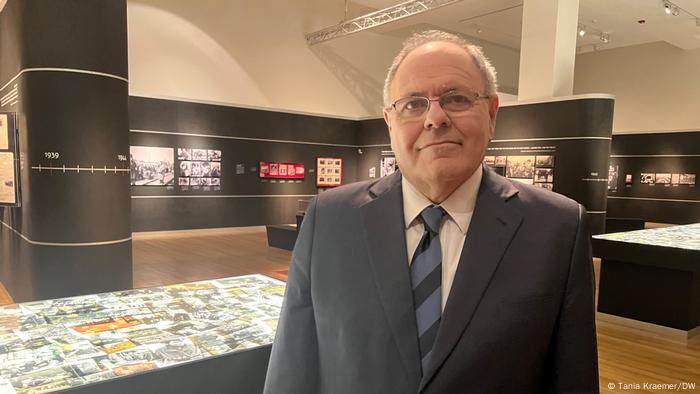 Dani Dayan steht in einem Raum mit Gedenktafeln in Yad Vashem