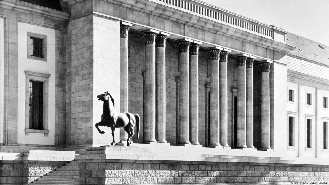 Kancelaria e re në Berlin, me skulpturën e një kali përpara saj