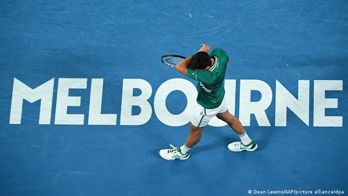 Novak Djokovic wischt sich bei den Australian Open den Schweiß von der Stirn
