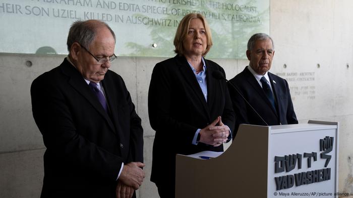 Dani Dayan, Bärbel Bas, Mickey Levy stehen nebeneinander an einem Pult in Yad Vashem