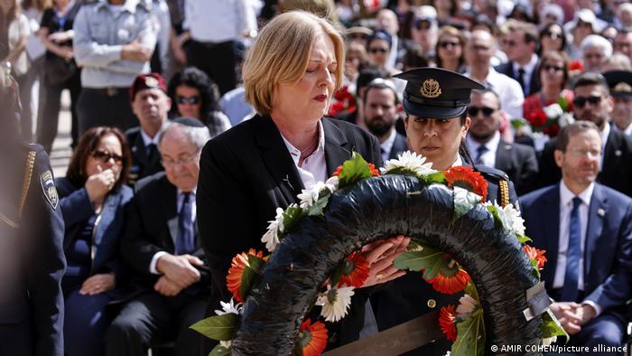 La présidente du Bundestag Bärbel Bas tenant une gerbe de fleurs lors de sa visite à Yad Vashem en avril 2022