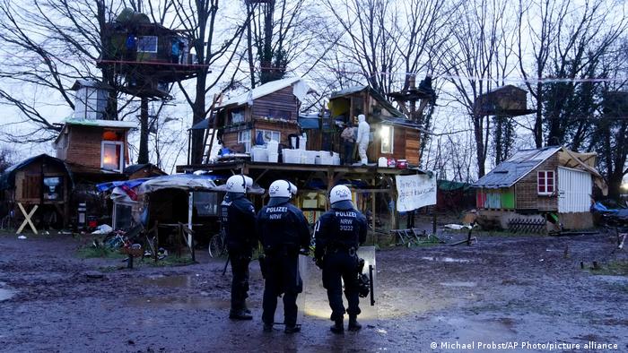 Polizisten vor Baumhäusern in Lützerath