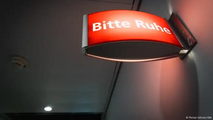 Deutsche Welle, Funkhaus Bonn | Studioansicht, Schild Bitte Ruhe