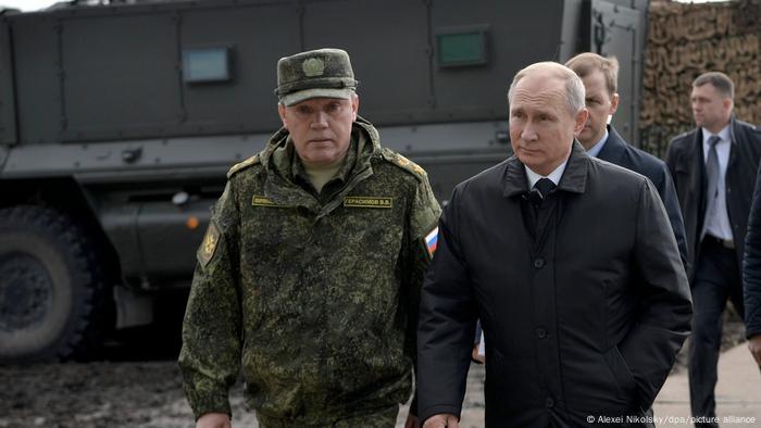 Vladimir Putin y Valeri Guerasimov.