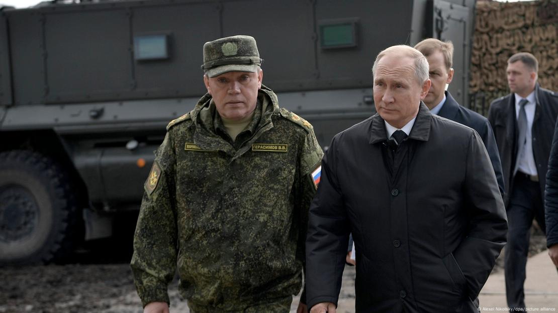 Началникот на Генералштабот на руската армија, Валери Герасимов (лево) со рускиот претседател Владимир Путин