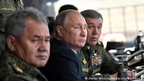 Verteidigungsminister Russlands Sergej Schoigu (links), Präsident Wladimir Putin und Generalstabschef Walerij Gerassimow